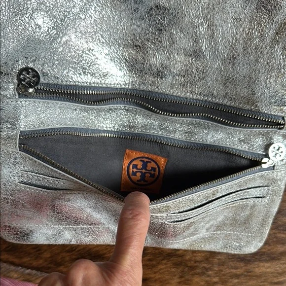 Tory Burch Silver Clutch with Iconic Logo - Picture 6 of 7
